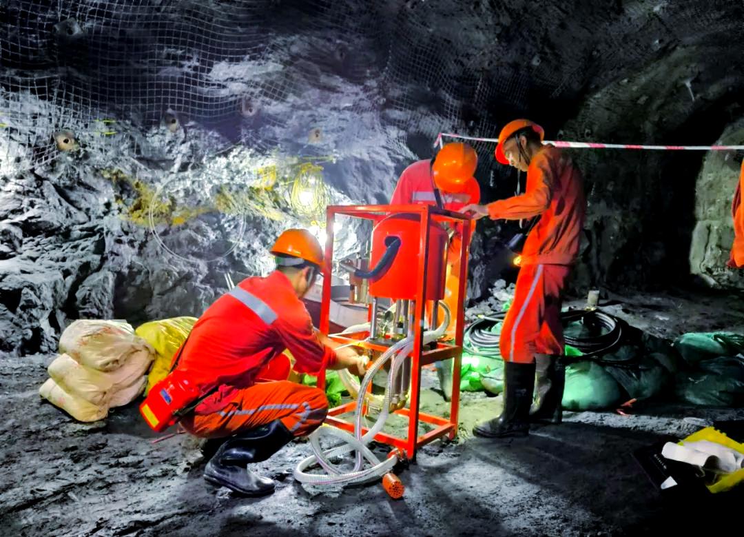 廣西礦業(yè) 錨索注漿支護(hù)技術(shù)為采場(chǎng)安全筑起堅(jiān)固防線