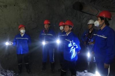 局黨委委員、副局長(zhǎng)胡清樂(lè)深入宜昌公司杉西礦山開(kāi)展技術(shù)調(diào)研與安全檢查